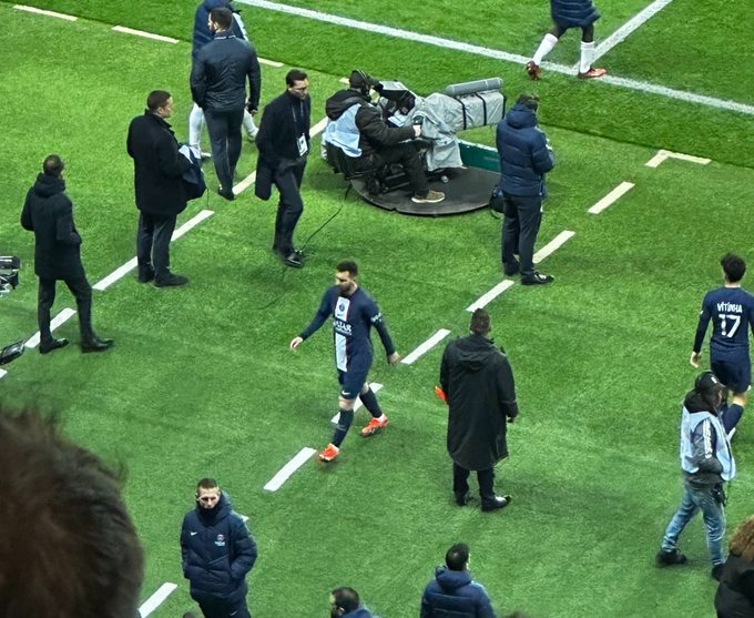 Messi bị hàng loạt cổ động viên PSG la ó ngay tại sân nhà