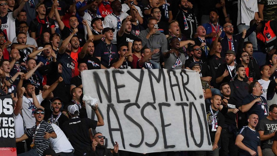 Neymar đang bị chính cổ động viên la ó tại sân nhà